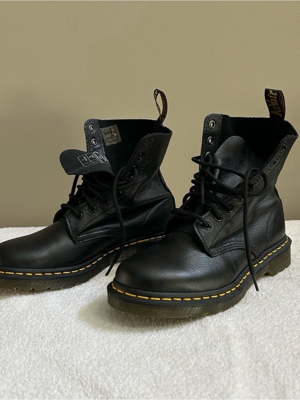 Nwot Dr. Martens Pascal 1460 Women’s Leather Boots 8